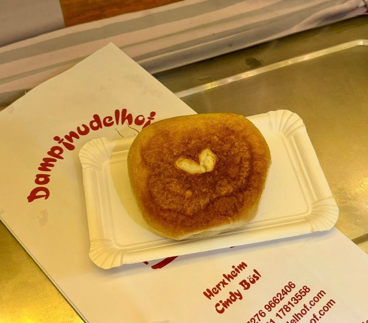 Frisch gebackene Herxheimer Pfälzer Dampfnudel vom Dampfnudelhof